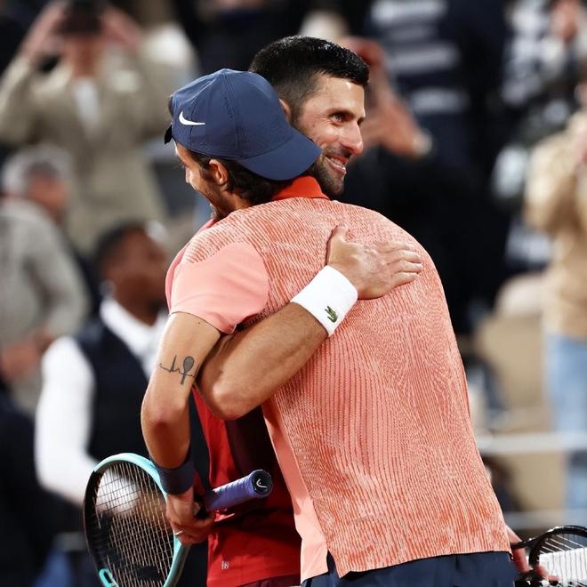 英国网球队鏖战美国网球队，德约科维奇统治全场