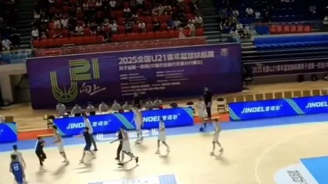 CBA明星选手受伤退赛,引发热议 CBA明星选手受伤退赛,引发热议