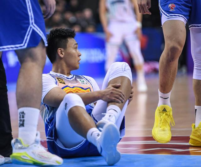 CBA明星选手受伤退赛,引发热议 CBA明星选手受伤退赛,引发热议