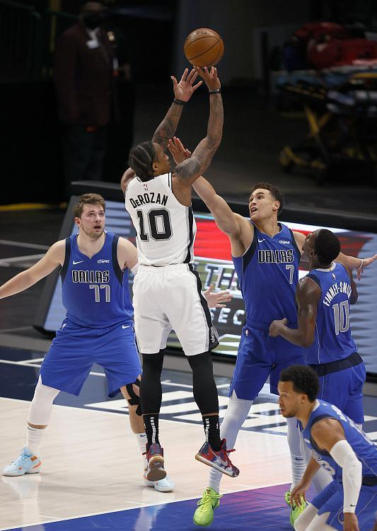 天津队鏖战独行侠，德罗赞关键制胜